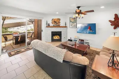 Image de Ski Bear Get Away: Belle maison de ville ski in / ski out à Bear Mtn! Marchez jusqu'à la randonnée!