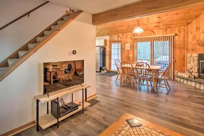 Image de Nouveau! Lakeview Forest Cabin w / Deck, à pied de la plage!