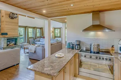 Image de Chalet de luxe à Tignes – 6 chambres, 6 salles de bain, sauna, balcons et terrasses ensoleillés