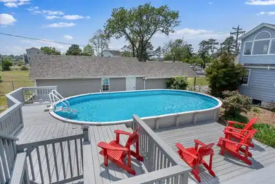 Image de Cette magnifique maison de 4 chambres a une piscine privée, une maison d'hôtes et une salle de jeux!