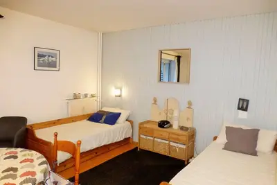 Image de Studio moderne avec balcon, parking et WiFi