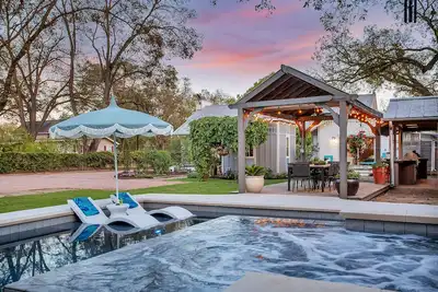 Image de Villa aux pacanes avec accès à la piscine et au bain à remous