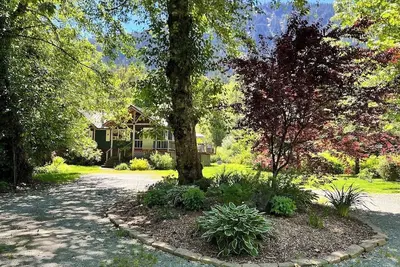 Image de Nouveau chalet pour animaux de compagnie dans les bois entouré de montagnes