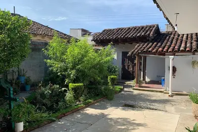Image de Grande maison coloniale avec jardin au centre-ville