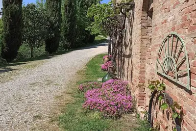 Villa in Siena Hills, flat 4/6 pax with pool A/C - heating- garden