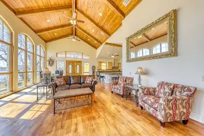 Image de Grande maison familiale avec cuisine complète, vue panoramique et accès au lac