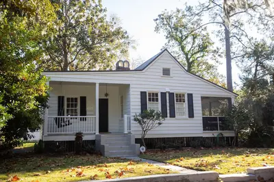 Image de Cottage historique récemment rénové au centre-ville de Beaufort, Sc