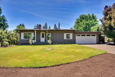 Image de Ce lac Oswego Cottage a une vue imprenable sur la rivière Tualatin! !