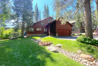 Image de Nouvelle Liste - \"Dogwood\" Tahoe Donner 4 Br animaux de compagnie avec table de billard!