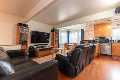 Image de 2 Histoire Maison - Wifi gratuit - 300 Ft de la plage - Garage, Lave-linge, A /