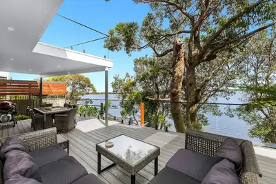 Image de By The River: Grande maison de vacances avec façade sur la rivière. À quelques pas de la plage.