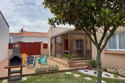 Furnished *** 2 bedrooms, 4-5 pers. garage, comfortable, close to shops and beach
