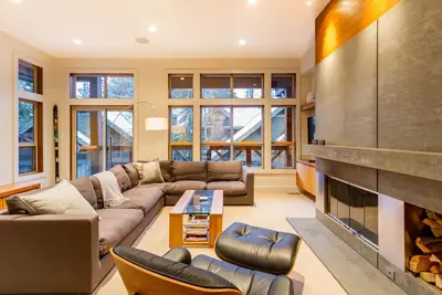 Image de ** Nouveau ** Superbe maison de ville de luxe de 3 chambres, dort, 3 bains, bain à remous priv��!