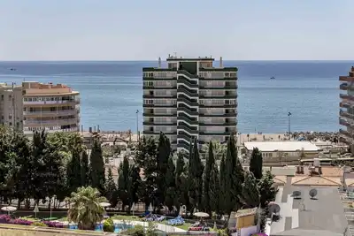 Image de Superbe appartement et confortable avec la montagne et vue sur la mer. Près de la plage