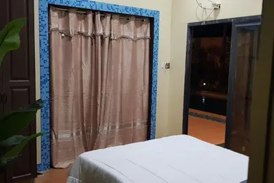 Image de Chambre confortable, lit double, salle de bain privée au bord de la piscine