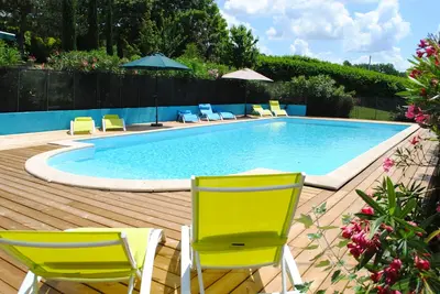 Le Drouant, un gîte de 3 chambres situé dans une grange spacieuse avec une grande piscine commune