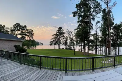 Image de Front du lac. Près des restaurants, des dépanneurs et des magasins de matériel et du pavillon Umphrey