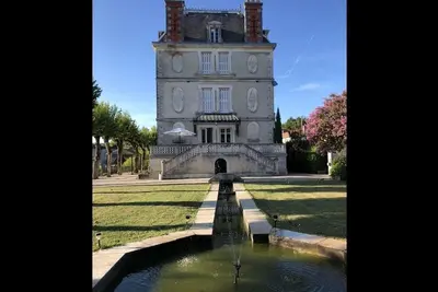 Petit château de l’époque de la Belle Époque sur les rives de l’Isle.