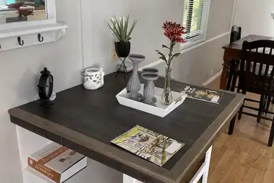 Image de Maison d'hôtes paisible 2brm / 2 salles de bain avec cuisine et buanderie!