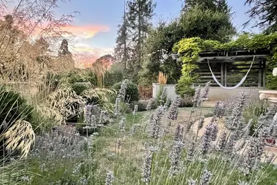 Image de Appartement calme et élégant avec de belles vues et des jardins en terrasses