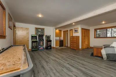 Image de Lyon's Den_Hot Tub, Shuffleboard, (3) Arcades + passes d'agrément Hoa (Gym / Sauna / Piscine)