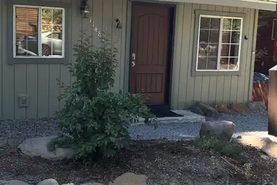 Image de Dans la ville de Truckee Pet Friendly Home avec grande terrasse et grande cour clôturée