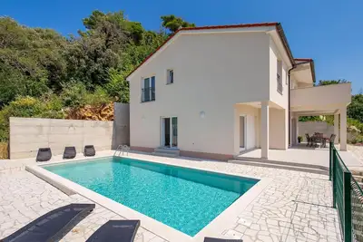 Image de Belle maison Ă Mundanije avec WiFi