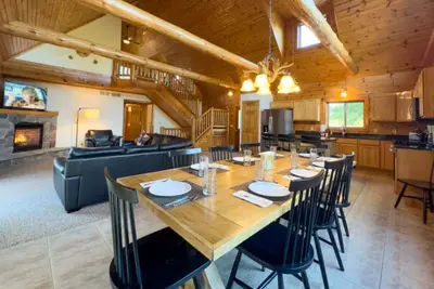 Image de Luxe 4 br Galena Territoire maison de location avec bain Ă remous et salle de jeux.