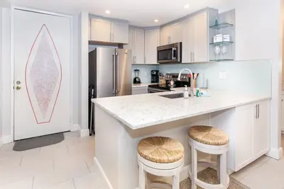 Image de * Nouvelle inscription * Complexe de condos rénové de 1 ch. Directement sur la plage! -B209 escapade au bord de la plage