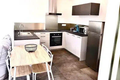 Bas de villa indépendant avec terrasse à 10 mn de la plage.