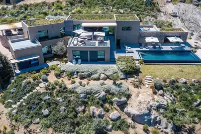 Image de Luxueuse villa contemporaine avec vue exceptionnelle sur la baie de Calvi!