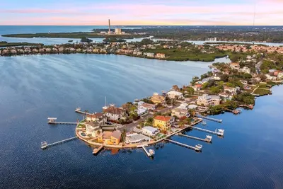 Image de Gulf Waterfront Home sur Seabreeze Island avec des vues incroyables sur l'eau et la piscine