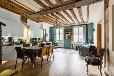 Image de Appartement 3br unique et invitant dans le 4ème, près de la Seine, par Veeve