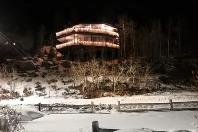 Image de \"La Maison Ronde\" Maison rénovée avec vue sur le lac Grand. Traîneau dans / hors des sentiers