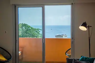 Image de Appartement rénové, climatisé avec terrasse et vue mer à 5 mn de la plage