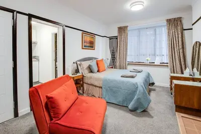 Image de Studio Art Déco élégant et indépendant au cœur de Southsea.
