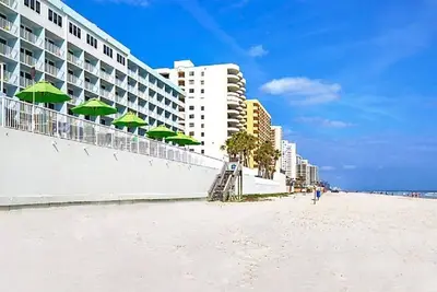 Image de Daytona SeaBreeze; Oceanfront 1 chambre, 424 pieds carrés, lit king, 1 salle de bain complète, canapé