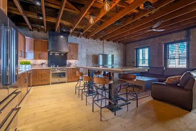 Image de Loft moderne rénové à Dowtown Morganton avec charme original des années 1900!
