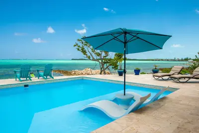 Image de Villa luxueuse au bord de l'eau récemment rénovée