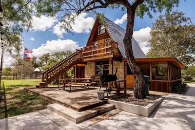 Image de Belle cabane au bord du fleuve Nueces trou bleu dans le Texas Hill Country!