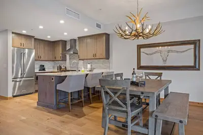 Image de Tout Nouveau Condo de luxe avec 3 chambres et 2 salles de bain - Centre-ville de Canmore