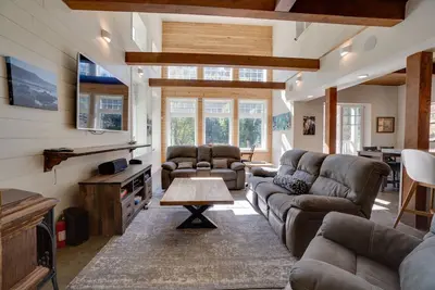 Image de BlackSands à Shelter Cove est une maison de luxe de 4 étages et 3300 pieds sur la côte perdue