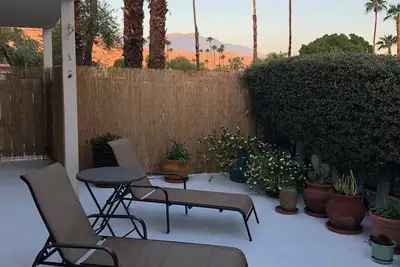 Image de Gorgeous Mid-Century Cottage! Private Yard, Views, Fireplace, Walk to El Paseo!