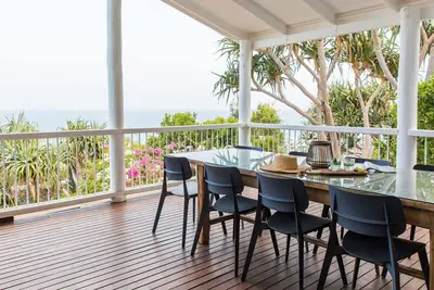 Image de Une maison de plage de 4 chambres avec piscine, vue, accès à la plage et frienldy pour animaux de compagnie.