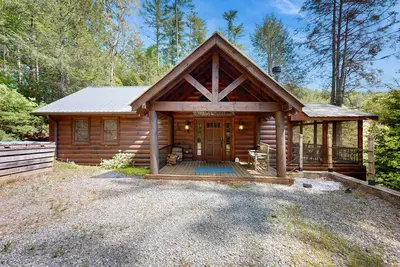 Image de Cabine Creekside avec élégance rustique, bain à remous privé et beau porche avec moustiquaire