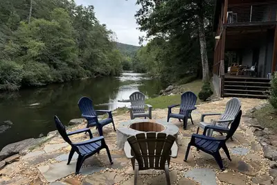 Image de Maison de montagne moderne à droite sur la rivière Toccoa avec foyer et plan d'étage ouvert