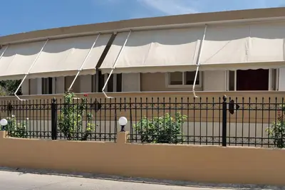 Image de Maison privée avec desing agréable et confortable, près de la plage et de nombreuses installations comme les supermarchés, boulangerie, cafés, pharmacie, restaurants ets. A chaque arrivée nous vous proposons d'accueillir une bouteille de vin nos propre.