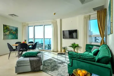 Image de Picturesque 3br Apt w Balcony & Parking Near Beach