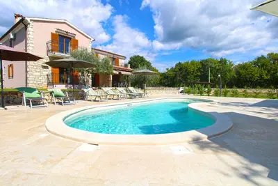 Image de Villa 1912\/23499 (Istria - Tinjan), 19500m from the beach