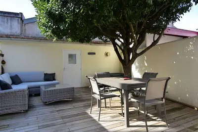 Image de T2 bis rénové à Arcachon centre avec 2 terrasses, clim, parking, proche plage et gare.